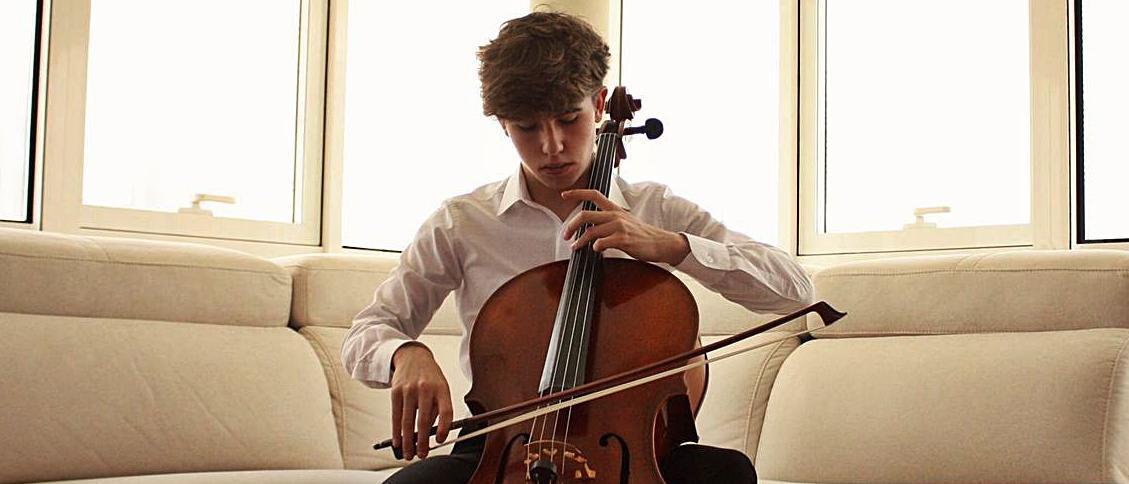 Efrén Lorenzo, tocando o violonchelo na súa casa.