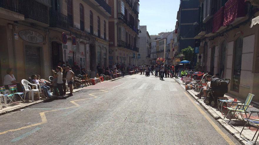 La calle Carretería repleta de sillas para coger sitio.