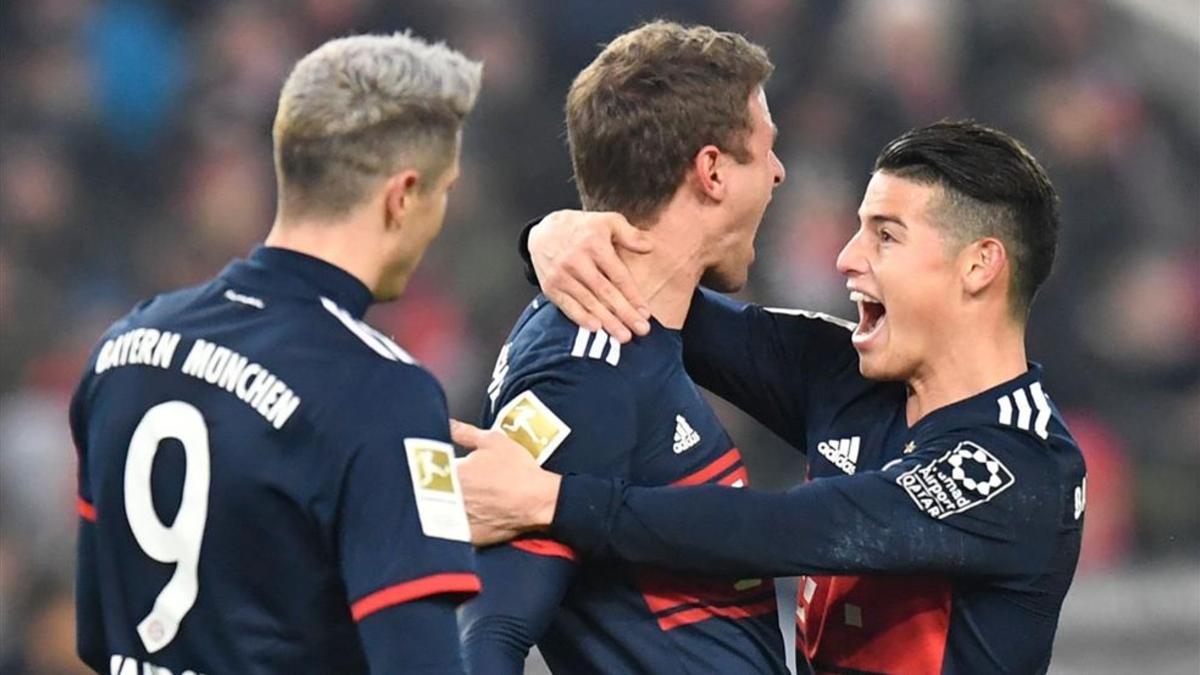 Müller celebrando con James y Lewandowski su tanto
