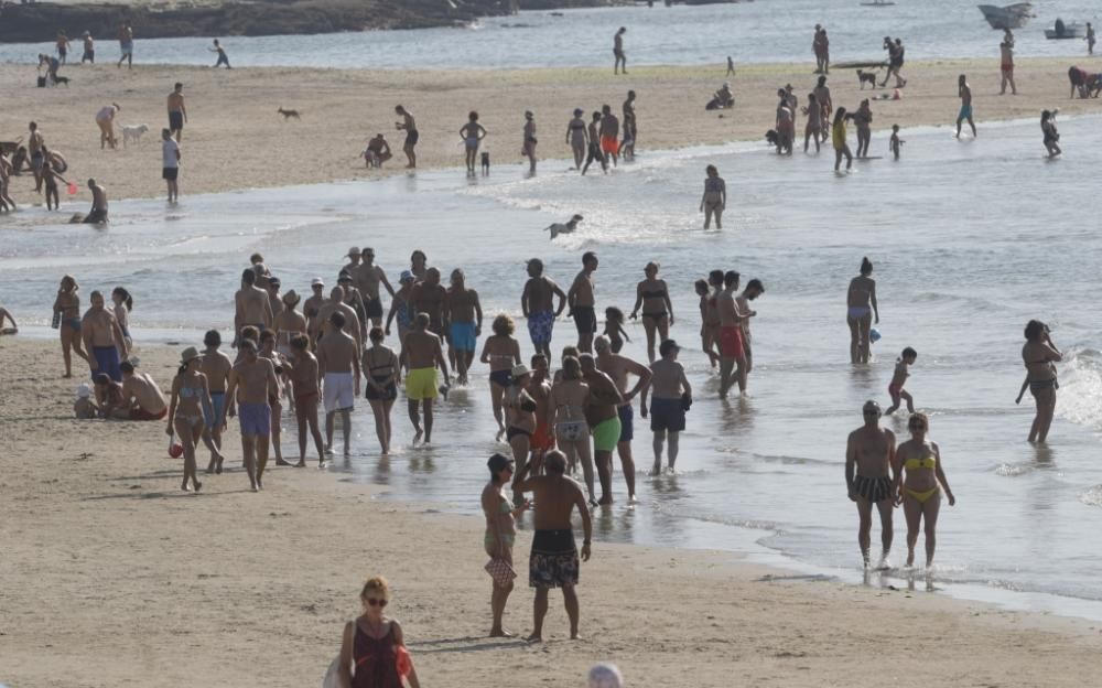 En O Vao y Samil no entra un solo alfiler: las playas de Vigo, abarrotadas