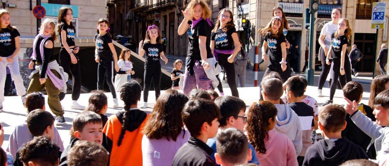 8M en Alcoy | Colegios, Ayuntamiento y residentes del centro de Mayores Emilio Sala salen a la calle