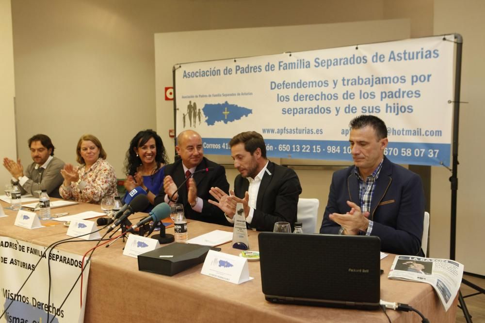 Antonio David acude en Gijón a la reunión de padres separados y divorciados