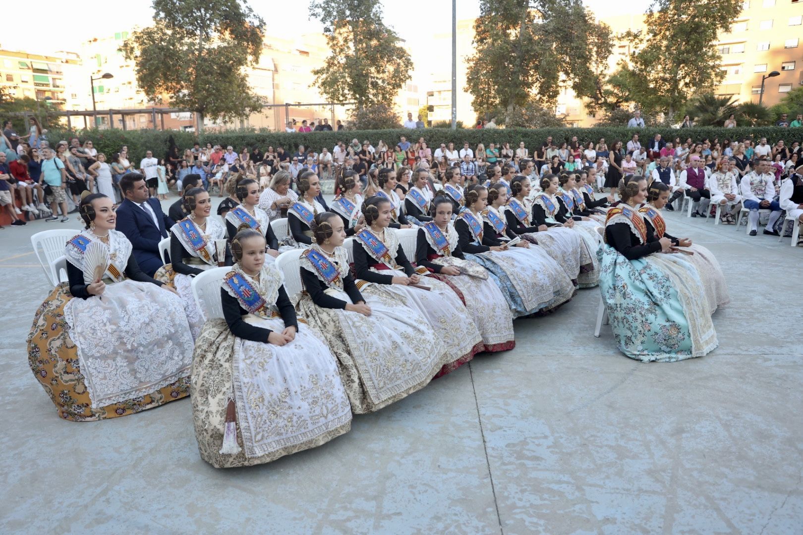 Las fallas de Camins al Grau izan la Senyera