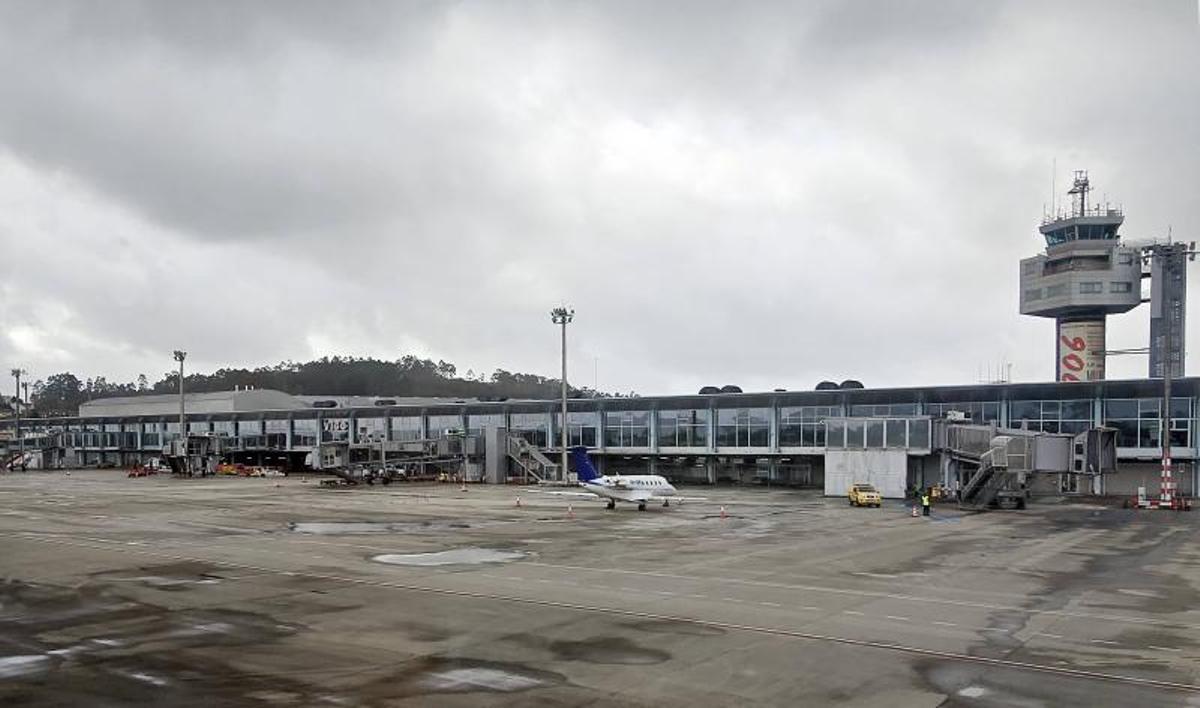 Vista general de la pista y la torre de control del aeropuerto de Peinador.