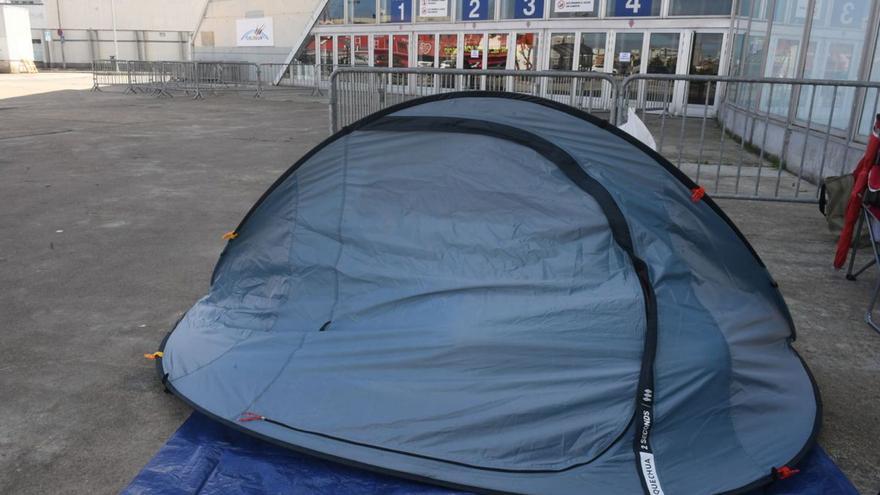 Tienda de campaña en el Coliseum, donde actuará Pablo Alborán.   | // CARLOS PARDELLAS