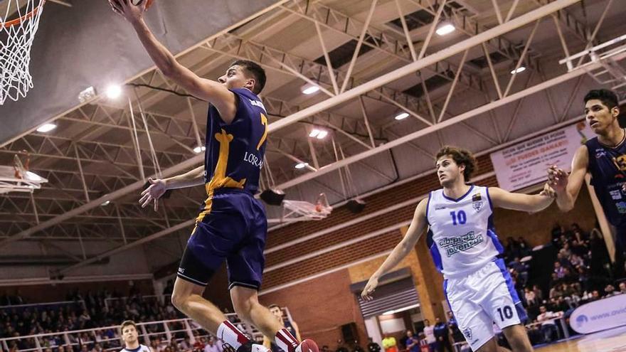 Fabio Santana deja una bandeja en el partido ante el Prat de la primera vuelta, en Pumarín.