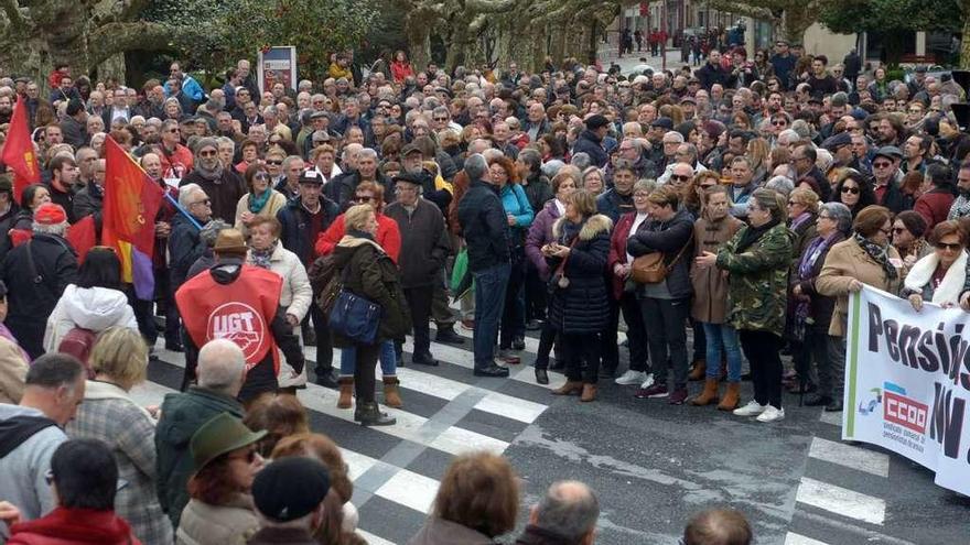 La plaza de Ravella, en Vilagarcía, se llenó el sábado pasado en la concentración por las pensiones. // NP.