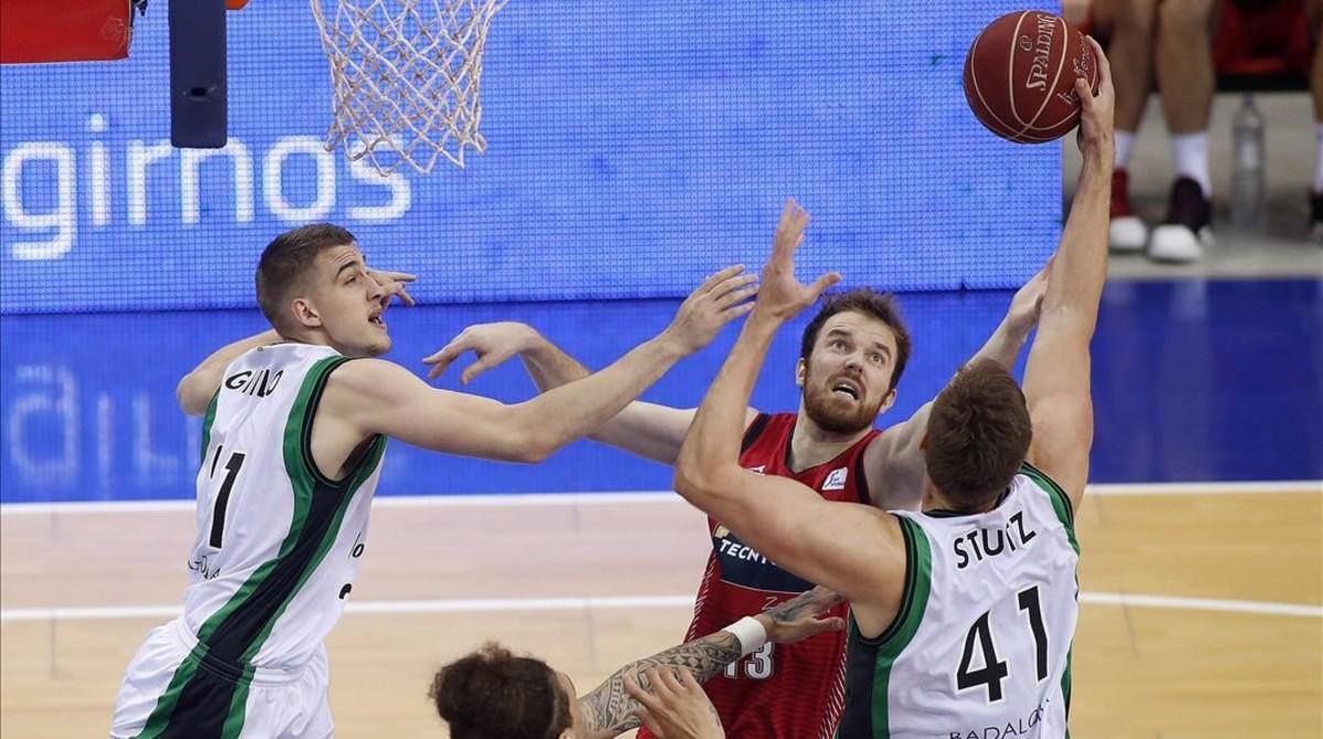 Tomasz Gielo i Garrett Stultz, del Joventut, lluitant per un rebot amb Martynas Gecevicius, del Tecnyconta Zaragoza.