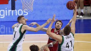 Tomasz Gielo y Garrett Stultz, del Joventut, luchan por un rebote con Martynas Gecevicius, del Tecnyconta Zaragoza.