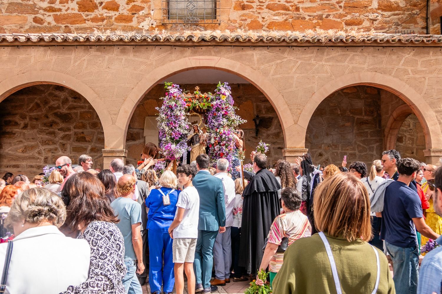 Tábara festeja la Virgen del Camrne más femenina