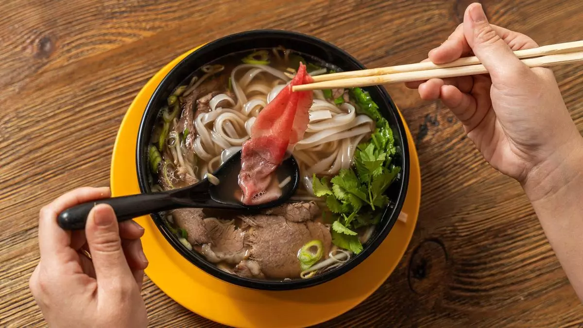 Así se hace el 'phở bò', la sopa típica de Vietnam