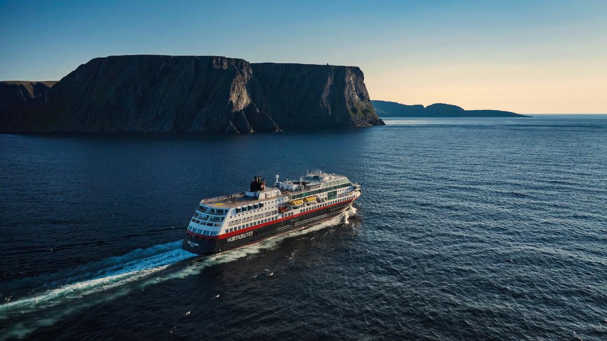 Uno de los barcos de Hurtigruten a su paso por Nordkapp, al norte de Noruega.