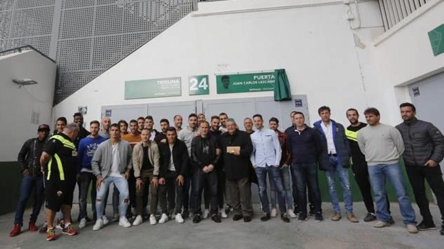 Los jugadores del primer equipo y técnicos posaron ayer con Juan Carlos Lezcano.