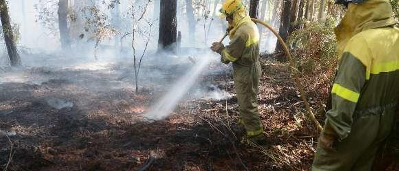 Un incendio forestal en Sanxenxo. // R.V.