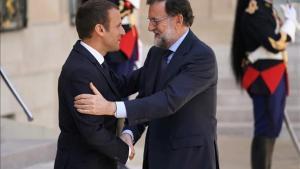 Emmanuel Macron recibe a Mariano Rajoy en el Palacio del Elíseo, el viernes 16 de junio.