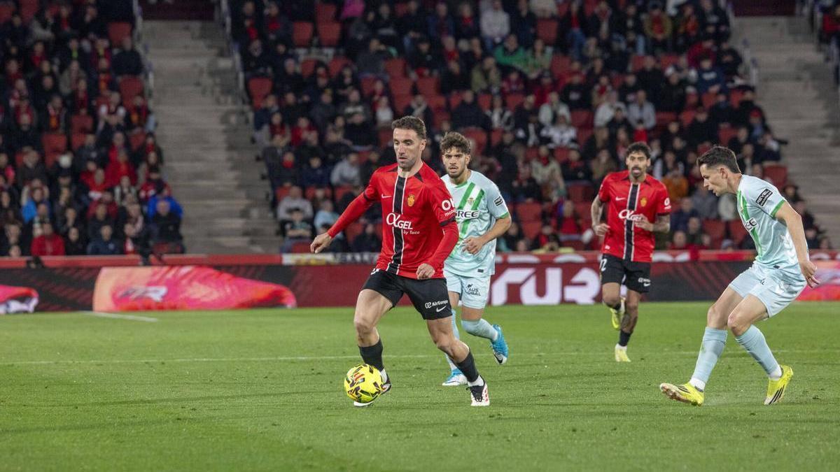 Darder conduce el balón en el partido ante el Betis