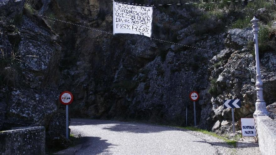 Una de las pancartas instaladas en la zona del puente de Requejo que instan a la Consejería de Fomento a tomar medidas sobre la infraestructura