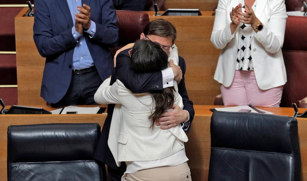 Ximo Puig y Mónica Oltra se abrazan tras el discurso de investidura