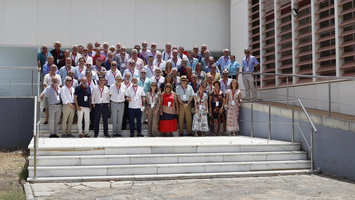 La foto de los extrabajadores de Fujitsu en Málaga este sábado 14 de junio de 2025 que rememora a la de 1988, cuando se inauguró el edificio.