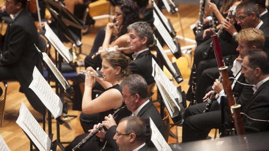 El director Pedro Halffter, al frente de la Orquesta Filarmónica de Gran Canaria, anoche en el concierto inaugural de temporada en el Auditorio. | quique curbelo