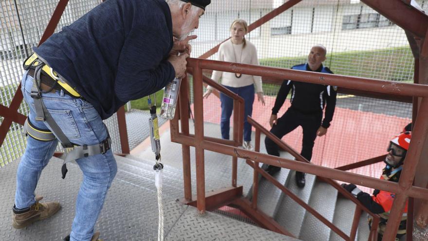 ¿Cómo intervenir en un intento de suicidio? Así aprenden a hacerlo (con un simulacro que podría ser real) policías y bomberos de Oviedo