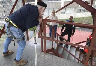 VÍDEO: ¿Cómo intervenir en un intento de suicidio?: el impactante simulacro de policías y bomberos de Oviedo