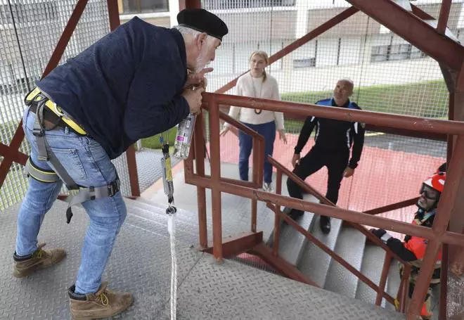 VÍDEO: ¿Cómo intervenir en un intento de suicidio?: el impactante simulacro de policías y bomberos de Oviedo