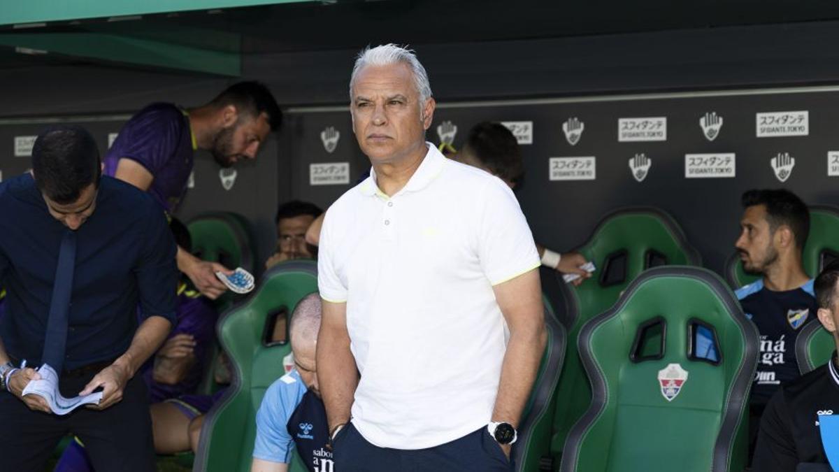 El entrenador del Málaga, Sergio Pellicer, durante el encuentro de este domingo en el Martínez Valero.