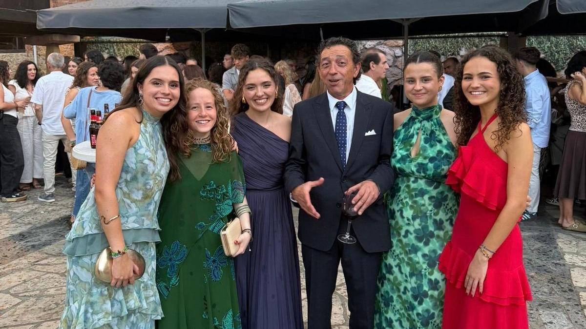 Algunas graduadas con Mención de Honor, posan junto al profesor de Lengua, Juan Claudio.
