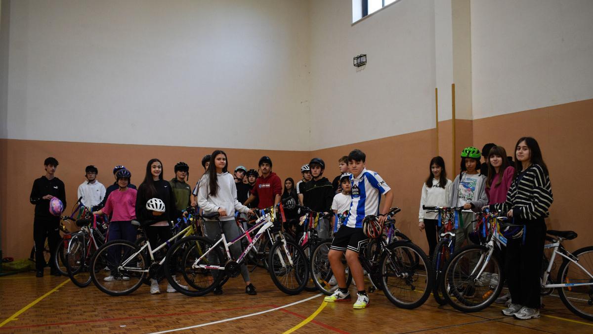 Alumnado de 1º de ESO del Número 5 y participante en la actividad "Influencers a dos ruedas"