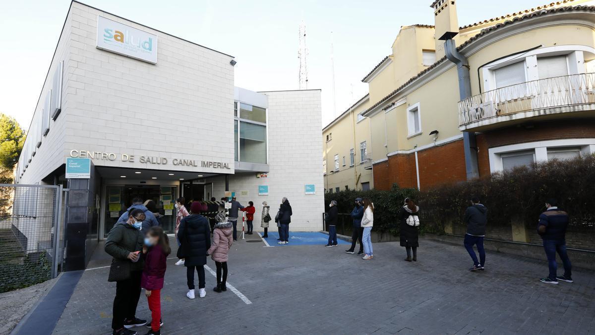 Varias personas esperan en la calle junto al Centro de Salud Canal Imperial de Zaragoza en 2022