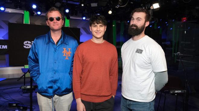 Chris Baio, Ezra Koenig y Chris Tomson de Vampire Weekend en Los Angeles, California.