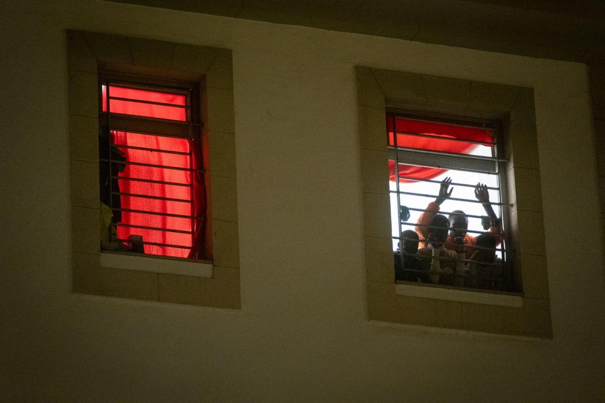 Inmigrantes se atrincheran en el interior de un centro de acogida de Santa Cruz de Tenerife