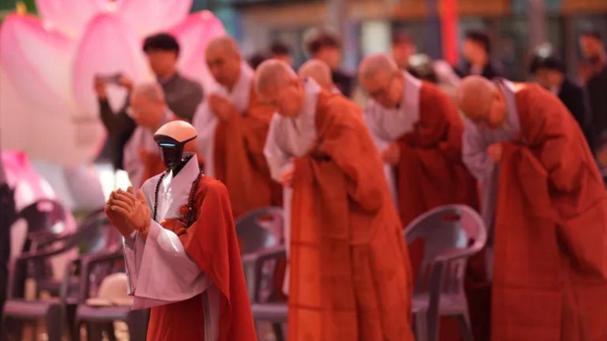 Un robot monje participa en rituales budistas en Corea del Sur