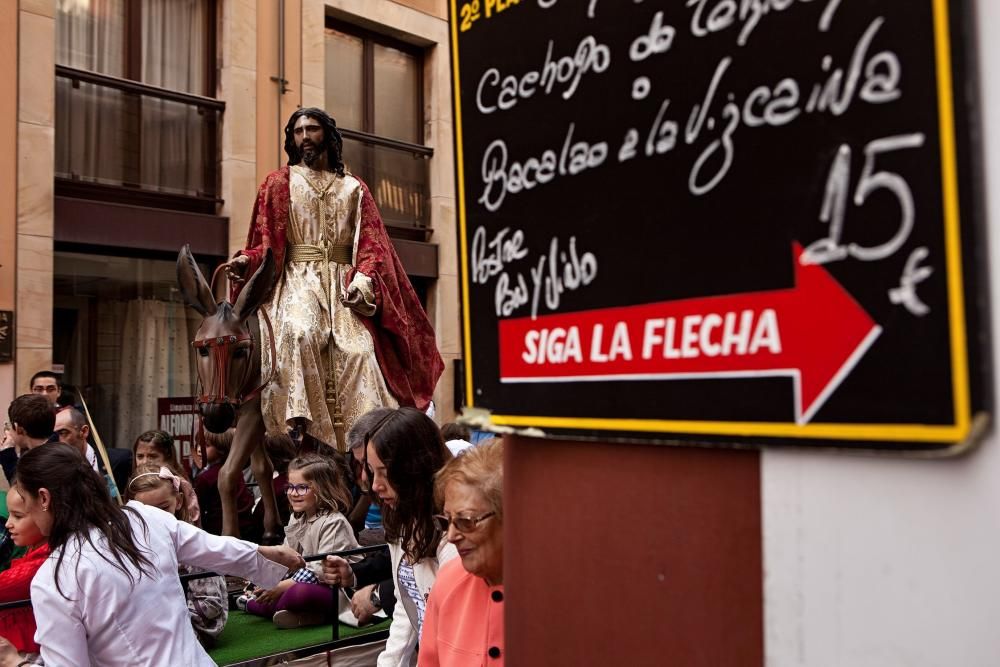 Procesión y bendición de los ramos en Gijón.