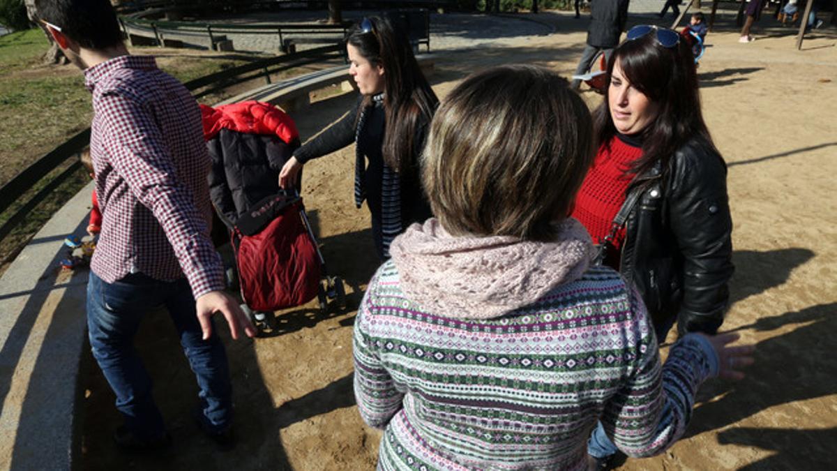 Marina, la hija que Afonsa Reinoso denuncia que le fue robada, en primer plano, de espaldas, la semana pasada con unos amigos en Barcelona.