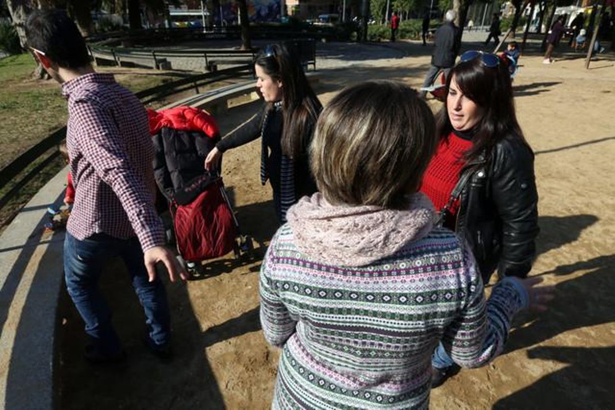 Marina, la filla que Alfonsa Reinoso denuncia que li va ser robada, en primer pla, d’esquena, la setmana passada amb uns amics a Barcelona. Marina, la filla que Alfonsa Reinoso denuncia que li va ser robada, en primer pla, d’esquena, la setmana passada amb uns amics a Barcelona.