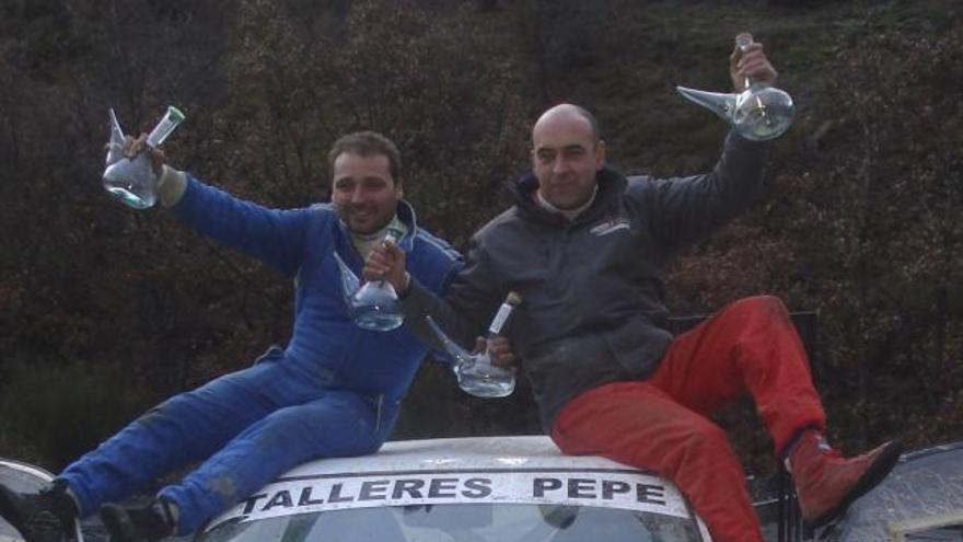 Luis Calvo y Alberto Enríquez, celebrando la victoria que cierra la temporada.