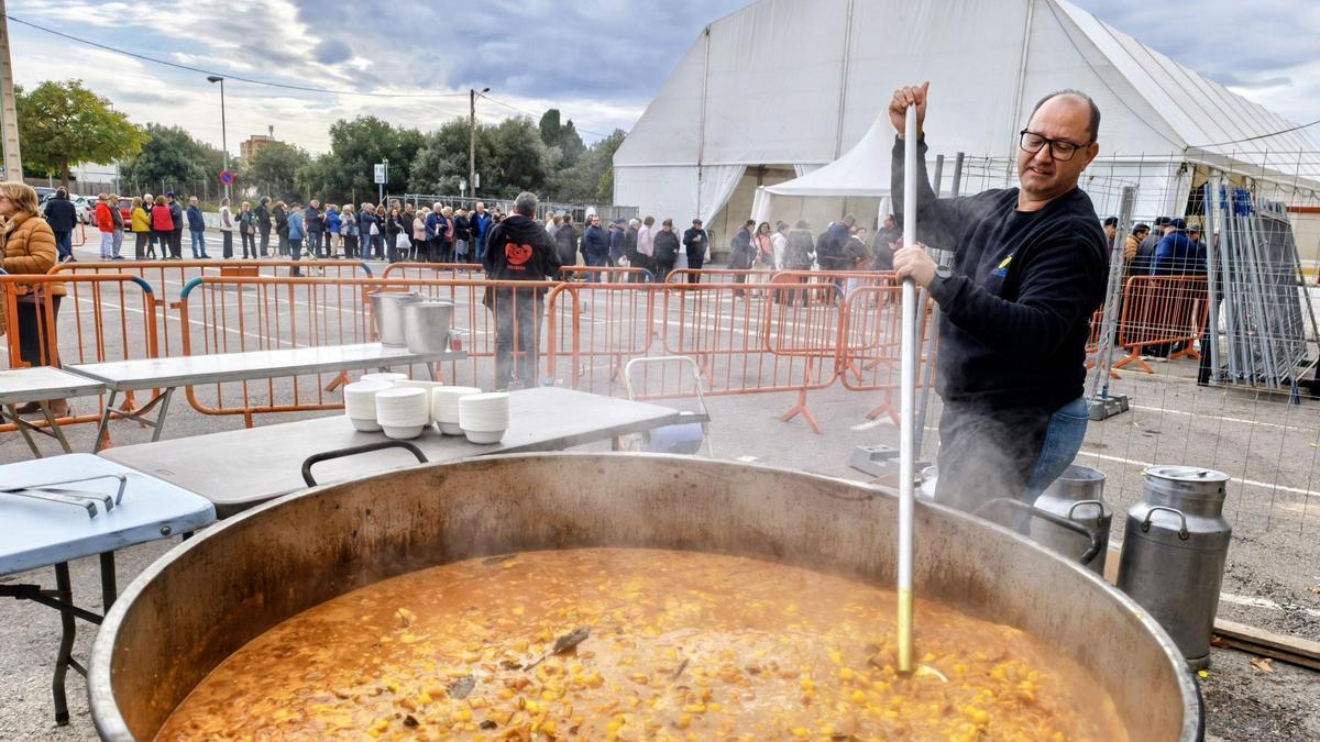 Vídeo: Comida monumental de Olleta de la Plana en las fiestas en honor a San Antonio Abad y Santa Águeda de Benicàssim