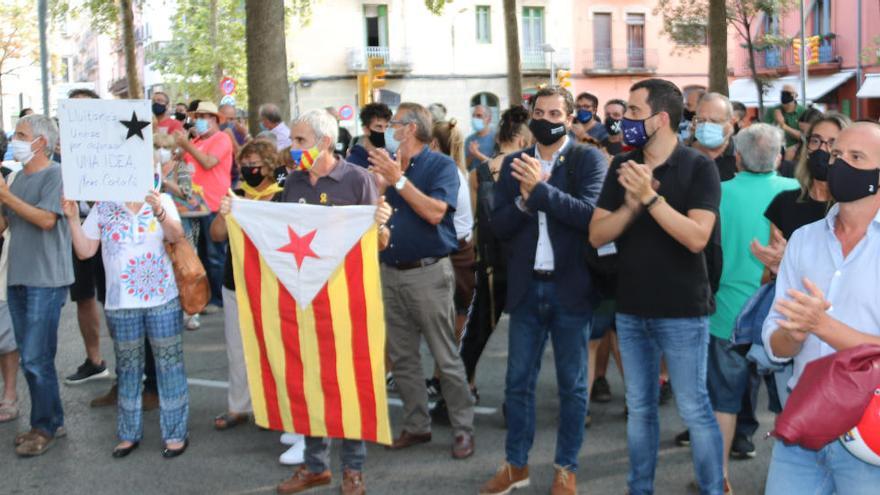 Unes 150 persones s&#039;han concentrat davant els jutjats per protestar