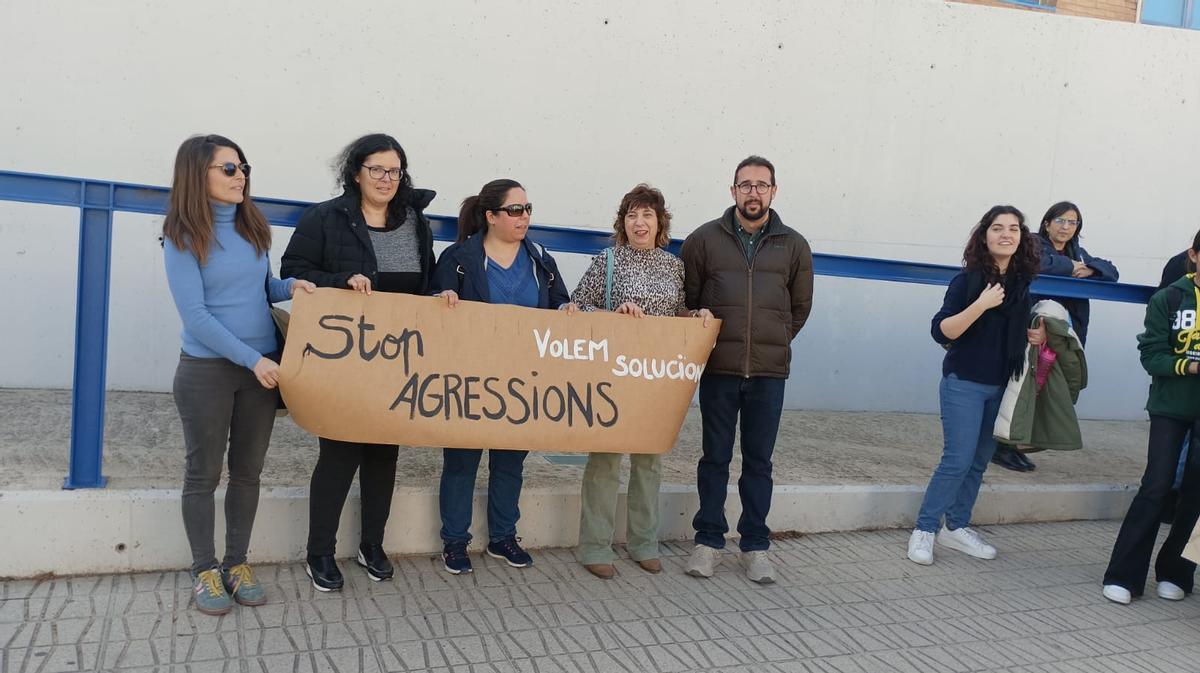 Vicent Huet, con madres del AMPA del IES de Villalonga