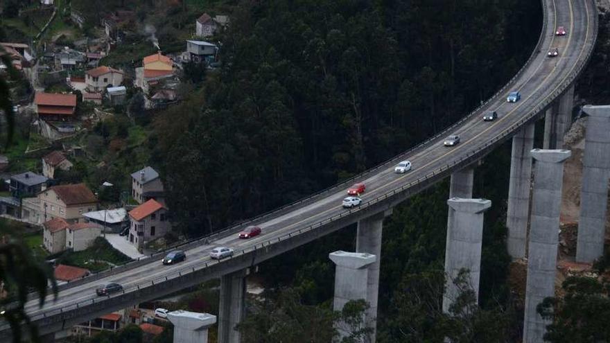 El tráfico, ayer por la tarde, atravesando el viaducto de A Moura, con los pilares de la que será la segunda estructura. // Gonzalo Núñez