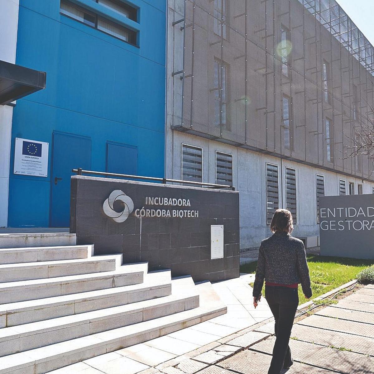 Una joven pasa frente al edificio que alberga la incubadora Córdoba Biotech dentro del Parque Tecnológico de Córdoba.