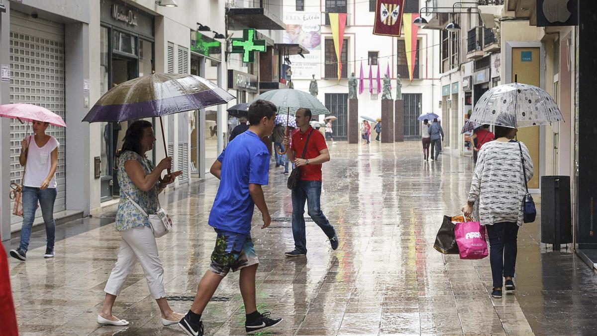 La calle Major, en un día de lluvia, cuando crece el riesgo de sufrir resbalones.