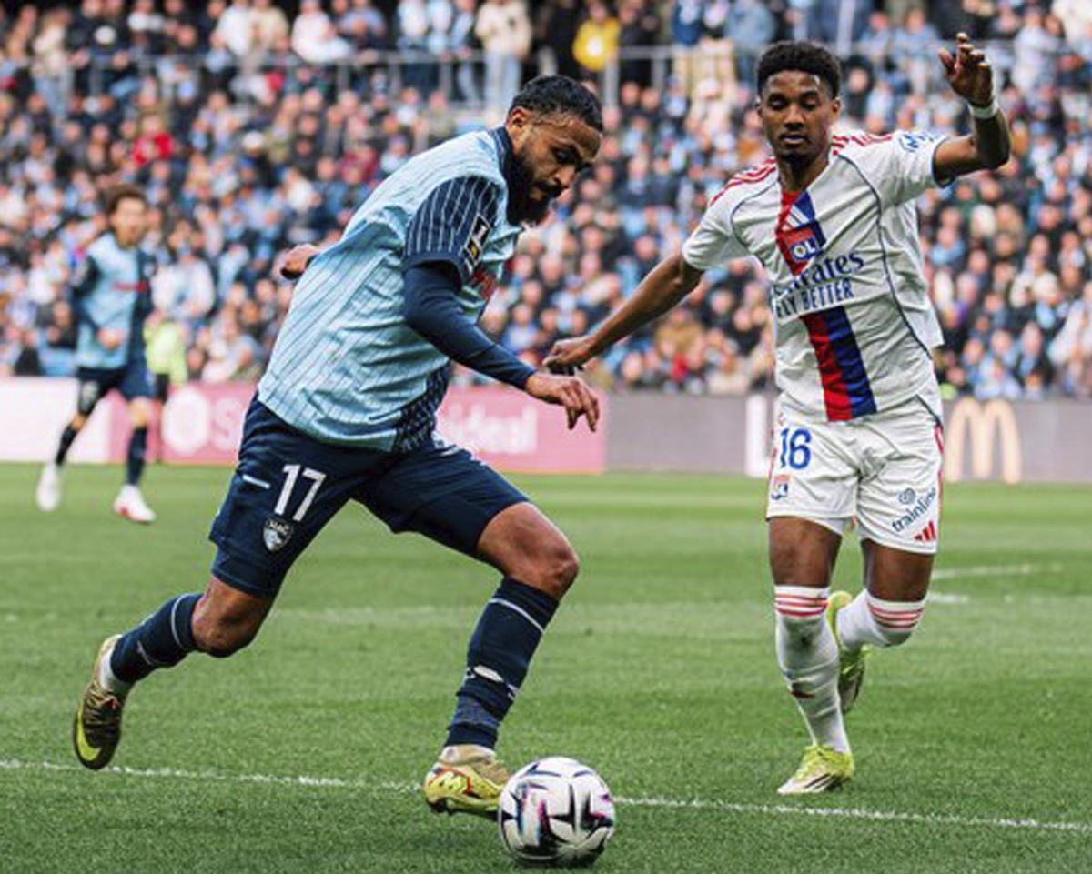 Zouaoui, de Le Havre, encara a Abner, del Olympique, en un lance del choque. | HAVRE AC