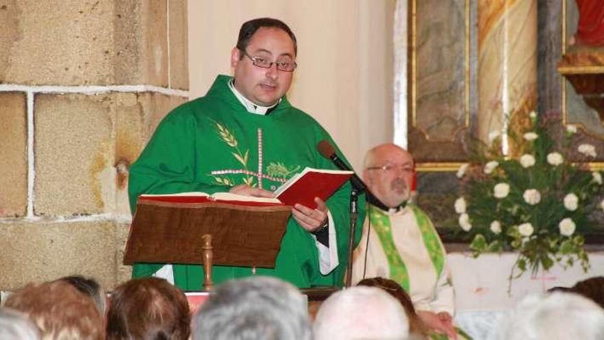 Trinquete durante su primera misa en Vila de Cruces. // Bernabé/Gutier