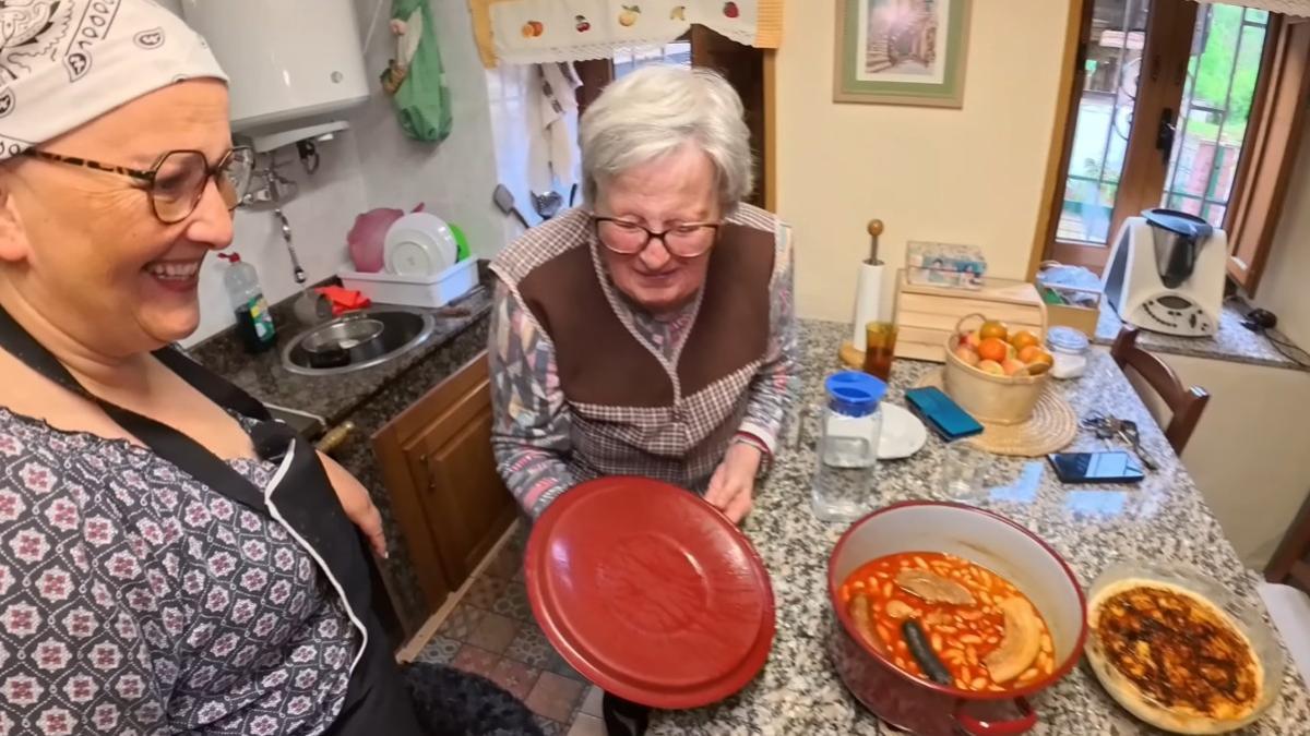 Tere hace una fabada que se cocina lentamente sobre el fuego, con su madre.