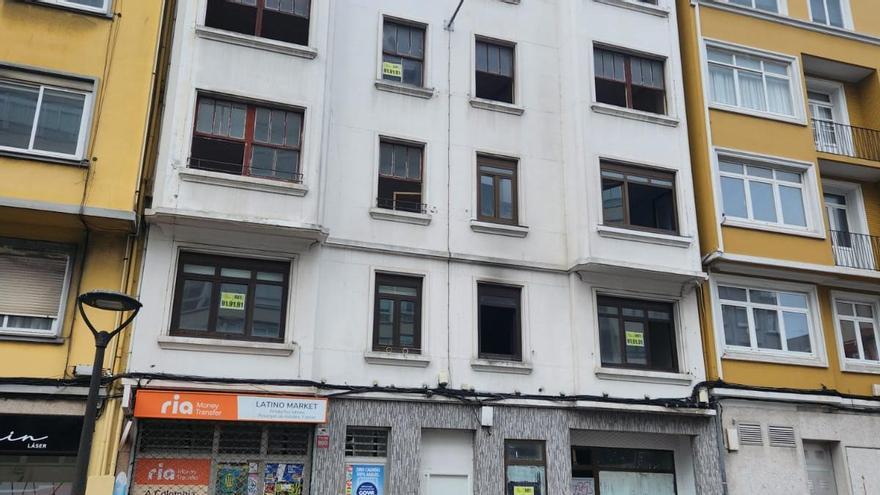 El 137 de ronda de Outeiro busca comprador: una historia de problemas en el barrio de Os Mallos