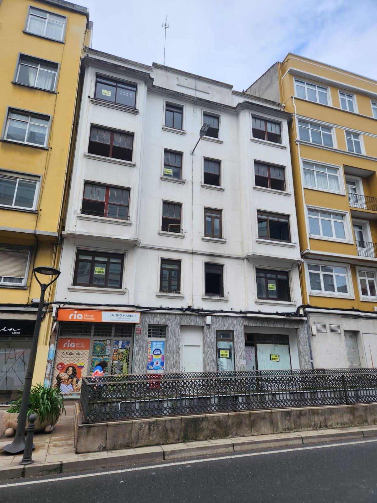 Carteles de 'se vende' en el número 137 de la ronda de Outeiro.