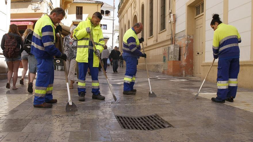 Operarios de Limasa retiran la cera de las calles de Málaga.